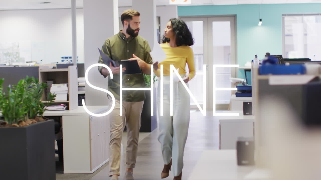 animación de texto brillante sobre la gente de negocios en la oficina.