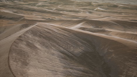 dunas de arena roja del desierto al atardecer