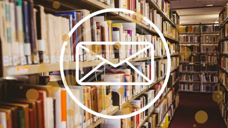 animación de puntos y icono de sobre sobre los libros en los estantes de la biblioteca