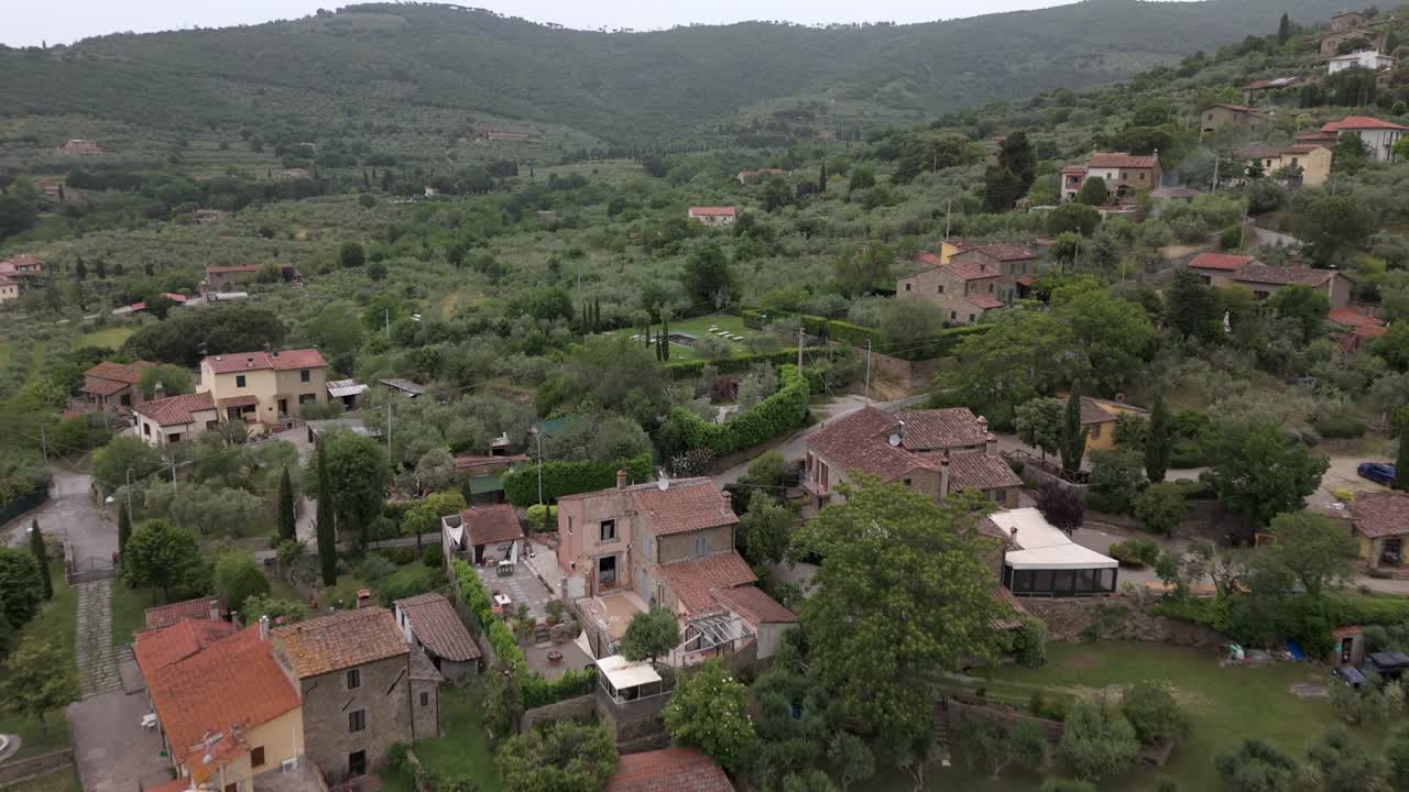 el tranquilo pueblo rural de cortona en la toscana, italia