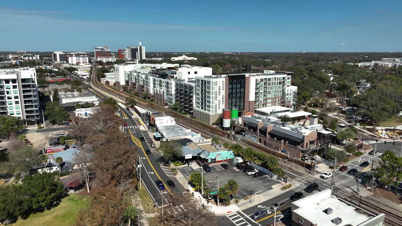 Uma vista aérea cinematográfica revela o desenvolvimento contemporâneo e a área verde ao redor do Lago Ivanhoe em Orlando, Flórida