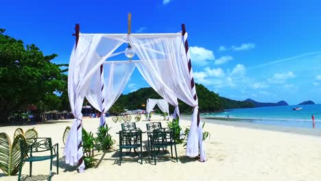 Luxuriöser-Weißer-Sandstrand-Mit-Vordächern-Auf-Der-Insel-Langkawi,-Malaysia