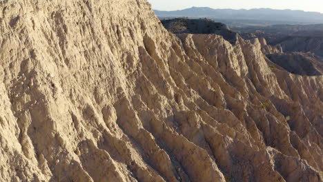 Volando-A-Lo-Largo-De-Las-Montañas-Badlands:-Perspectiva-Aérea