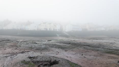 Escena-Muy-Brumosa-Y-Con-Niebla-En-La-Costa-Del-Reino-Unido.