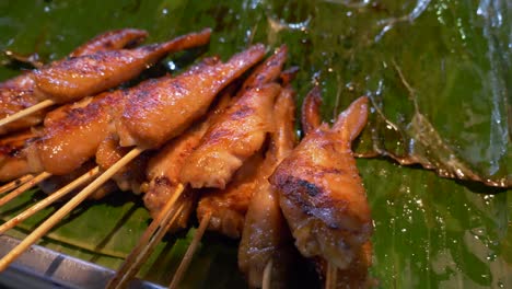 Barbacoa-A-La-Parrilla-Alitas-De-Pollo-Asadas-Al-Carbón-Puesto-De-Comida-Callejera-En-El-Mercado-Nocturno