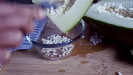 Auskratzen-Der-Samen-Aus-Der-Grünen-Und-Reifen-Gelben-Bio-Papaya-Papaya