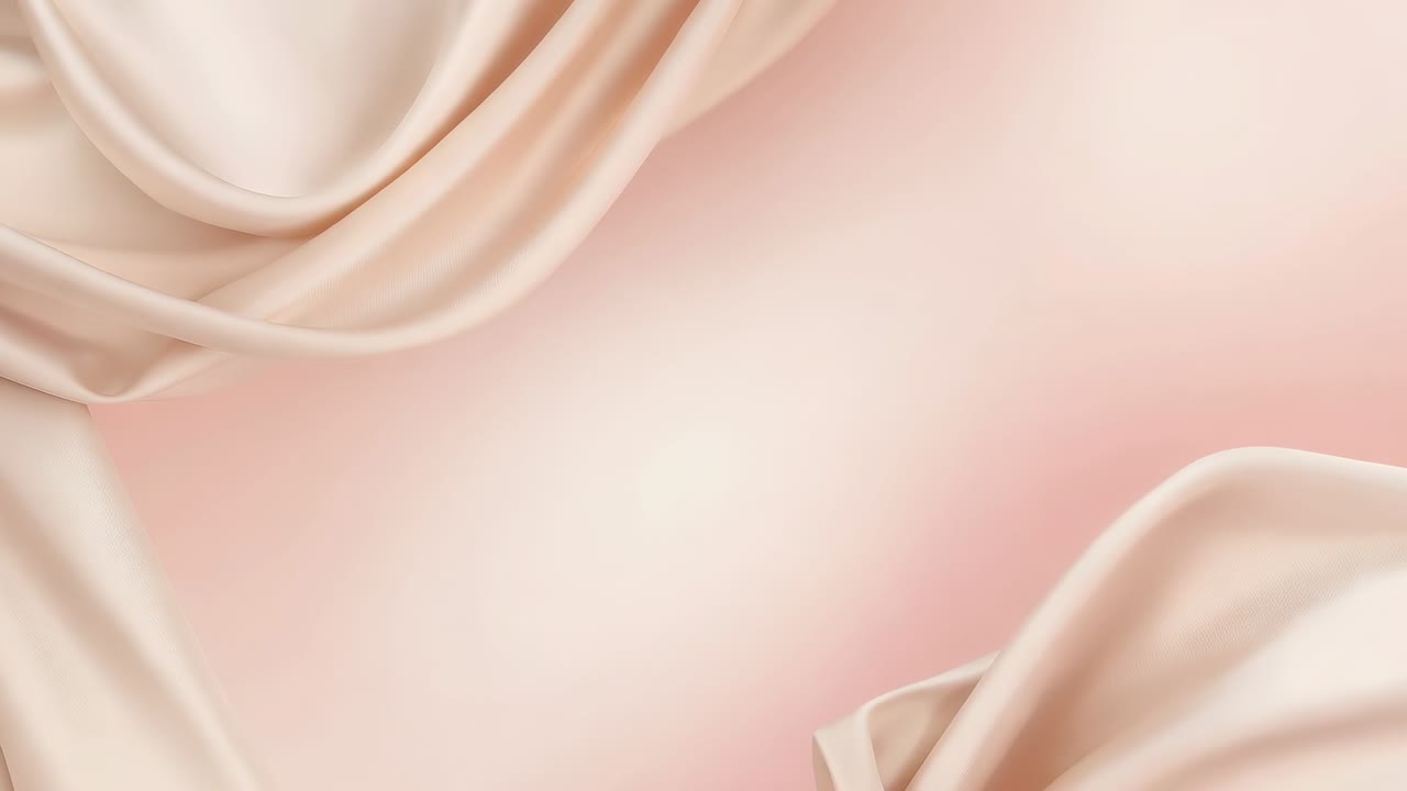 Inizio del loop, pieghe di tessuto in raso color crema che si spostano delicatamente sul set dello studio, inquadrando un gradiente rosa pallido