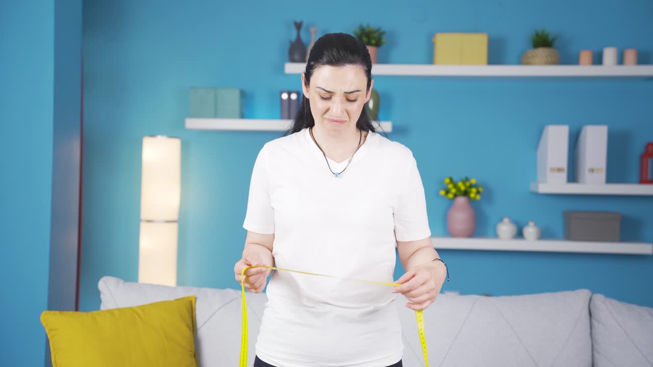 자신의 체중에 만족하지 않는 불행한 사람. 체중 문제.