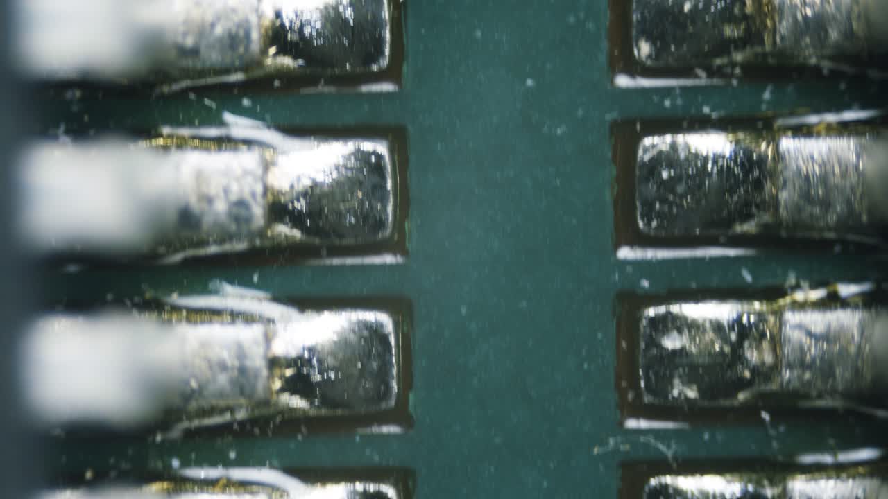 현미경으로 pcb 회로 기판 납땜 금도금 접점 연결