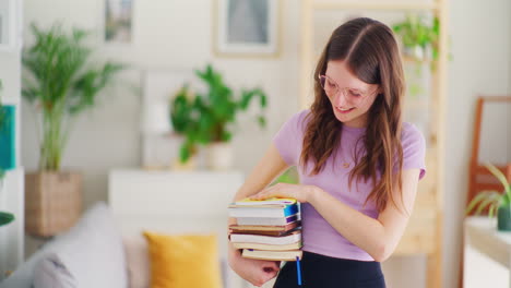 Porträt-Eines-Jungen-Schulmädchens-Mit-Büchern