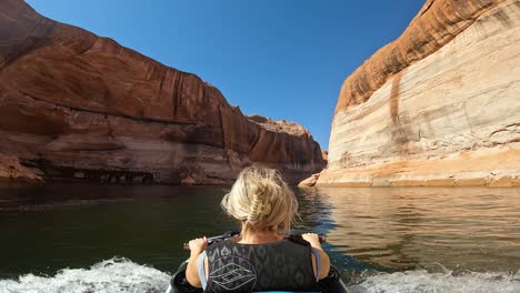 POV-Ansicht-Von-Frauen,-Die-Jetski-Auf-Dem-Stausee-Lake-Powell-In-Der-Nähe-Einer-Sandsteinklippe-Fahren