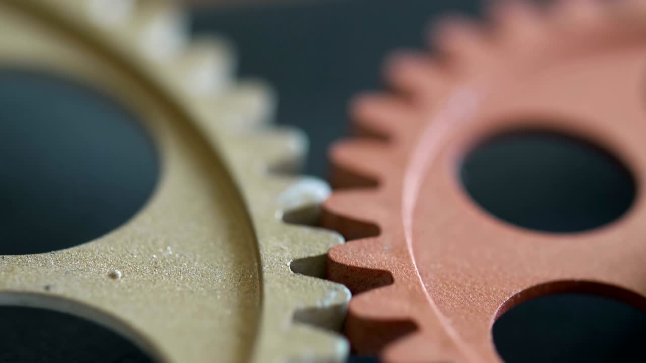 ruedas rodantes dentro de un mecanismo de reloj girando, batiendo el tiempo