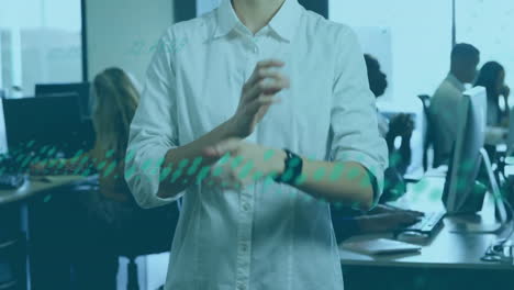 animación del procesamiento de datos financieros sobre una mujer de negocios biracial en la oficina