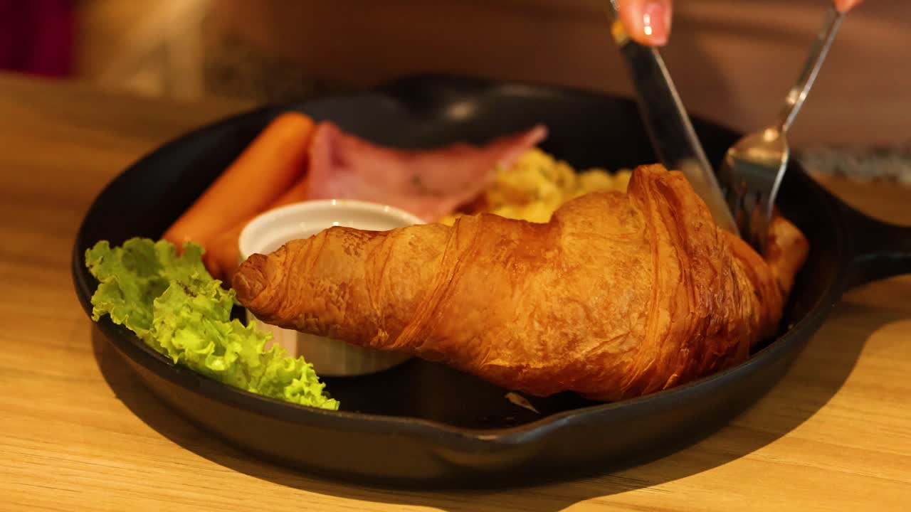 햄과 러드 를 들인 크로아산 아침 식사를 즐기고 있습니다.