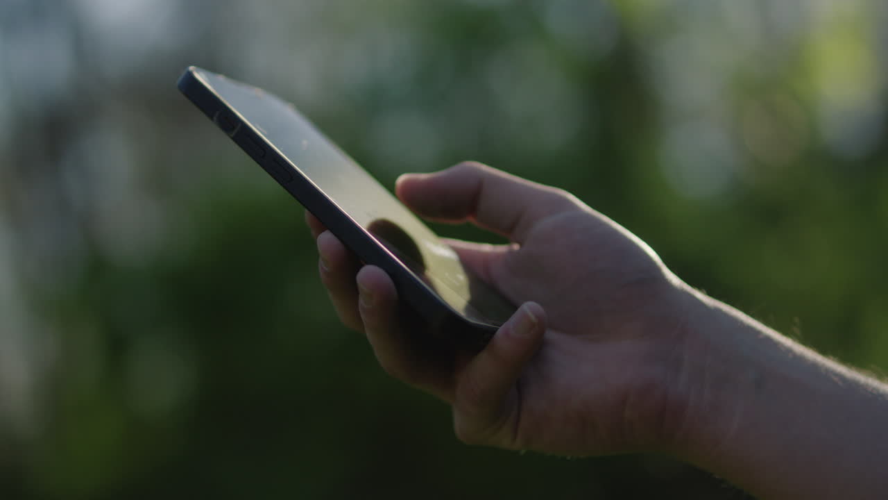 mano sosteniendo un teléfono