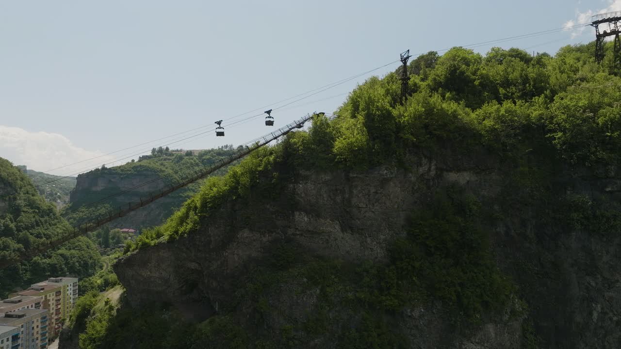 바위 절벽, 조지아 위의 화물 컨테이너와 녹슨 재료 로프웨이