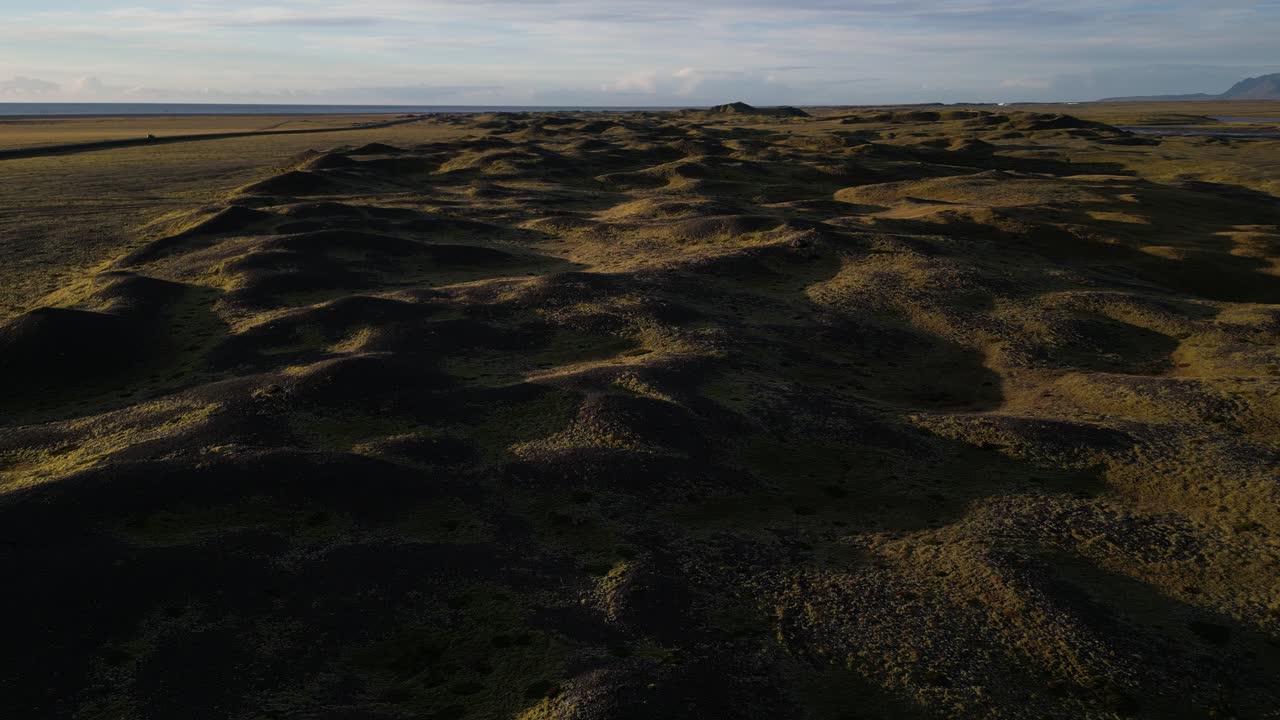 múltiples pequeñas colinas en el sur de islandia en una soleada mañana de invierno, aero