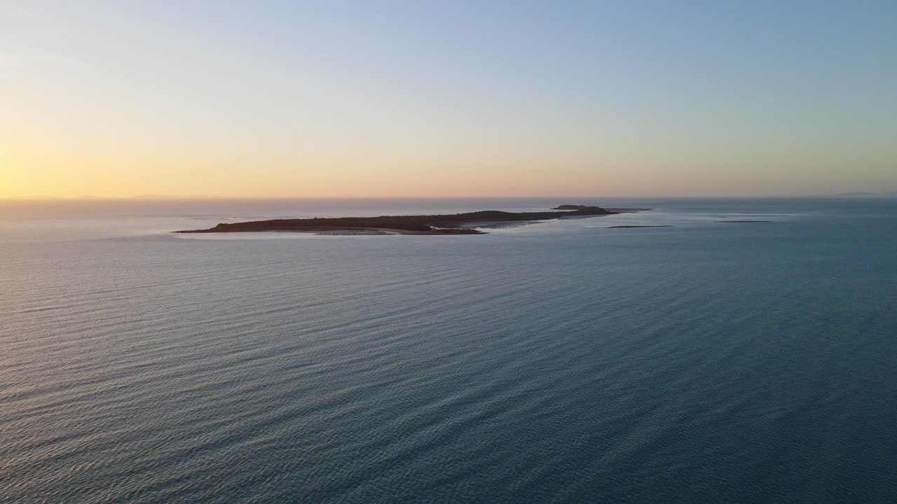 호주 qld의 clairview 해변 근처에서 황금빛 일몰 동안 무리 비둘기 섬