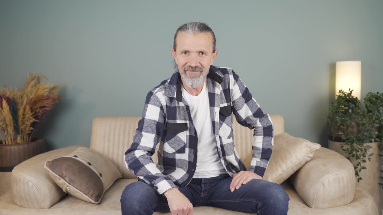 카메라를 보는 남자는 당신이 놀라운 사람이라고 말합니다.