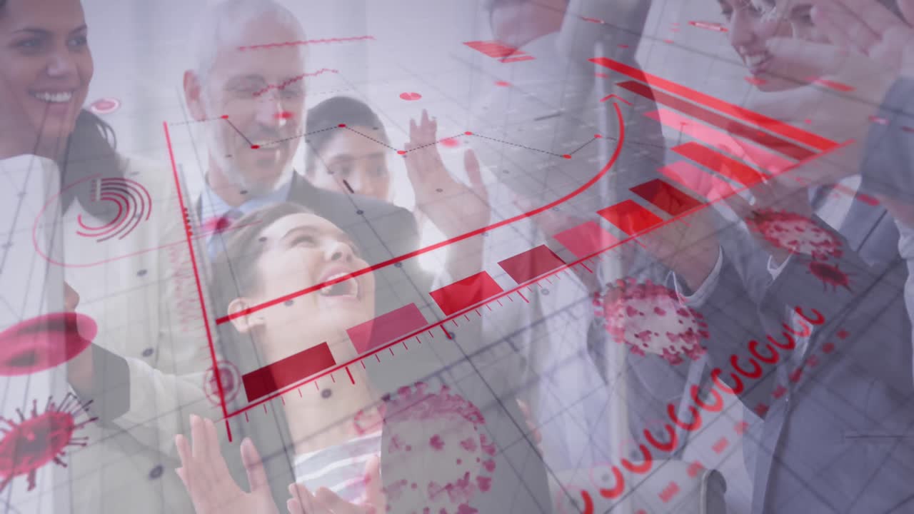 코로나바이러스 디지털 인터페이스를 상대로 사업가들이 함께 환호하고 박수를 치고 있습니다.