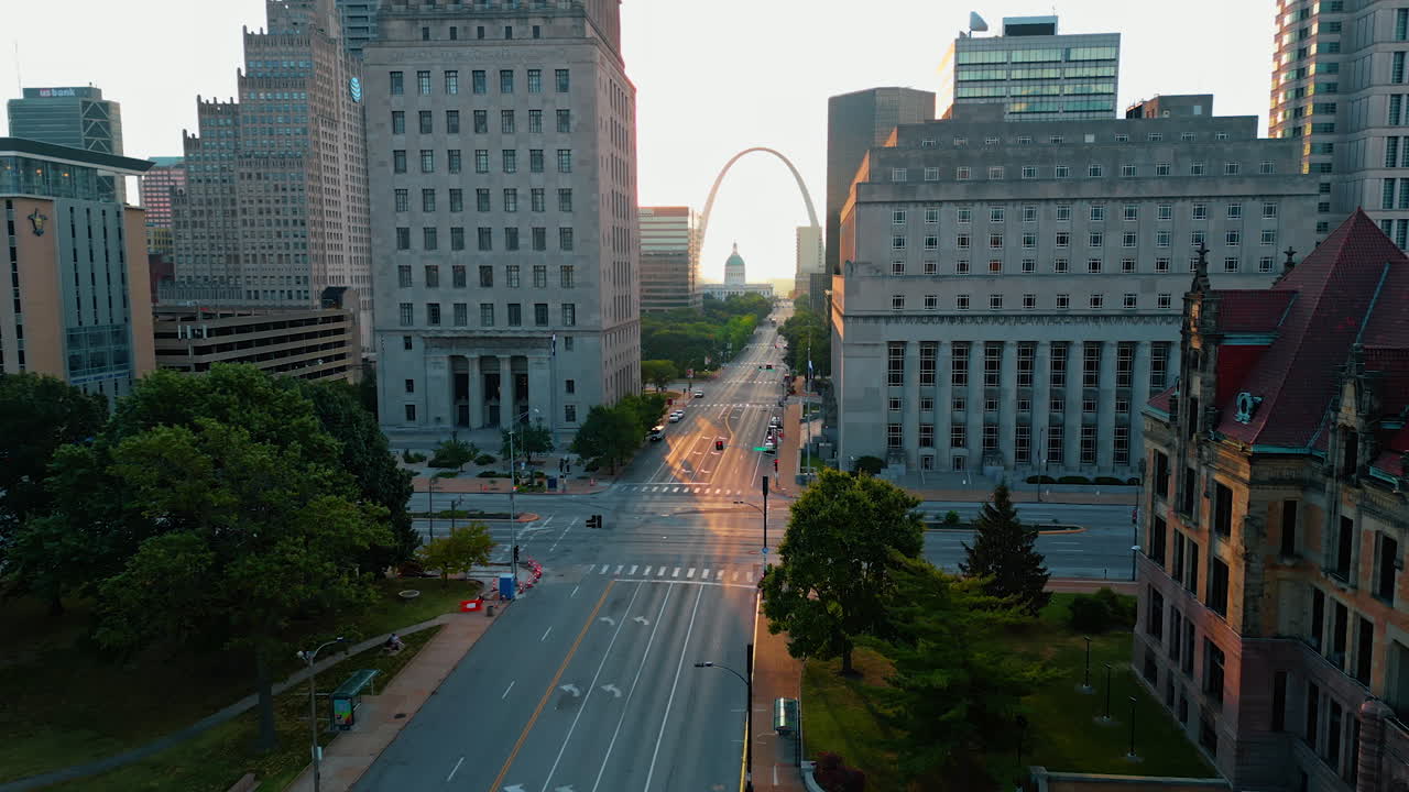 Saint Louis USA, 14 August 2025: Flight over the empty multi-lane highway with a lot of greenery growing along. Gateway Arch in St. Louis, Missouri, USA at backdrop