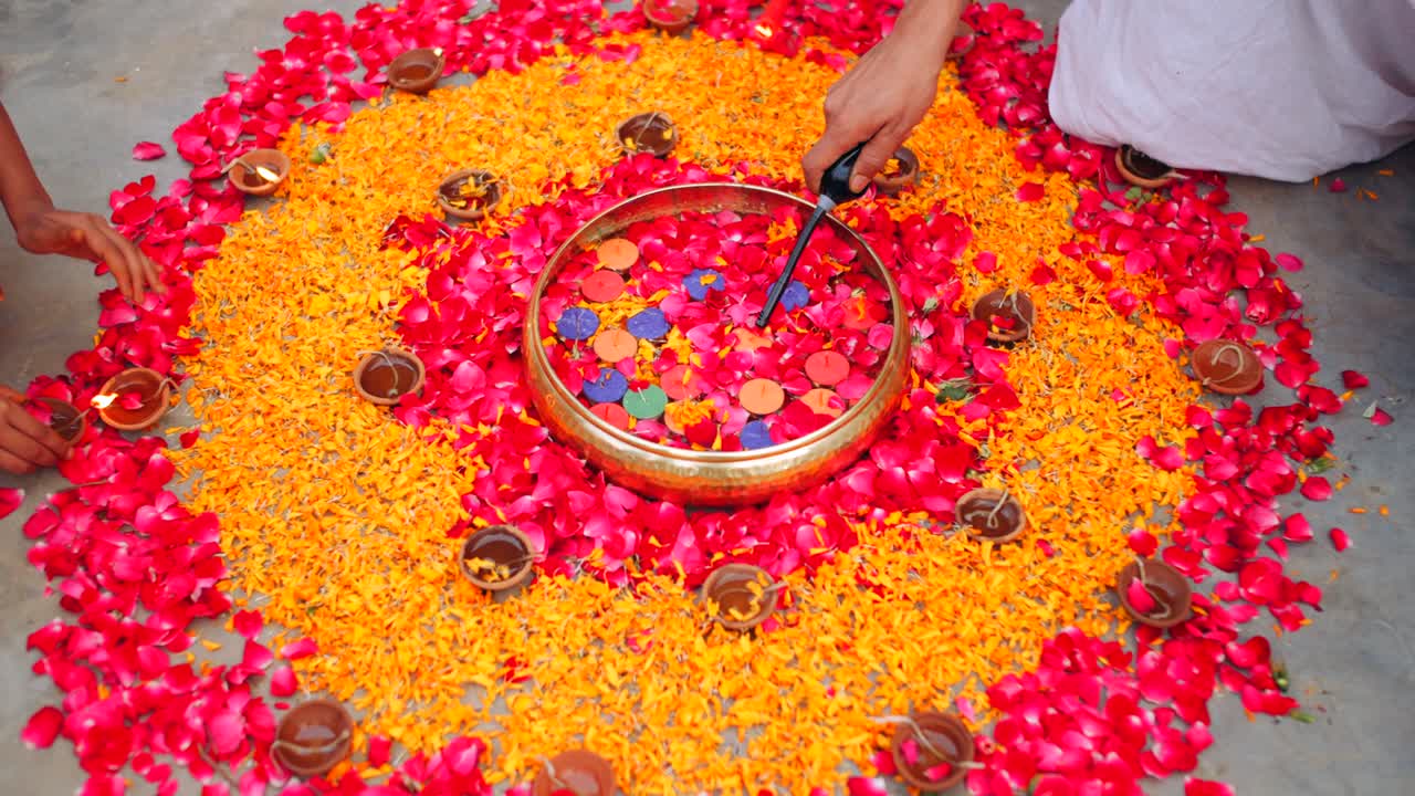 los padres jóvenes con la hija celebran decoran para el festival de diwali