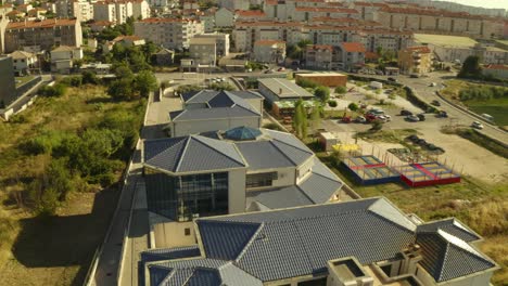 Ein-Schöner-Blick-Auf-Die-Schule