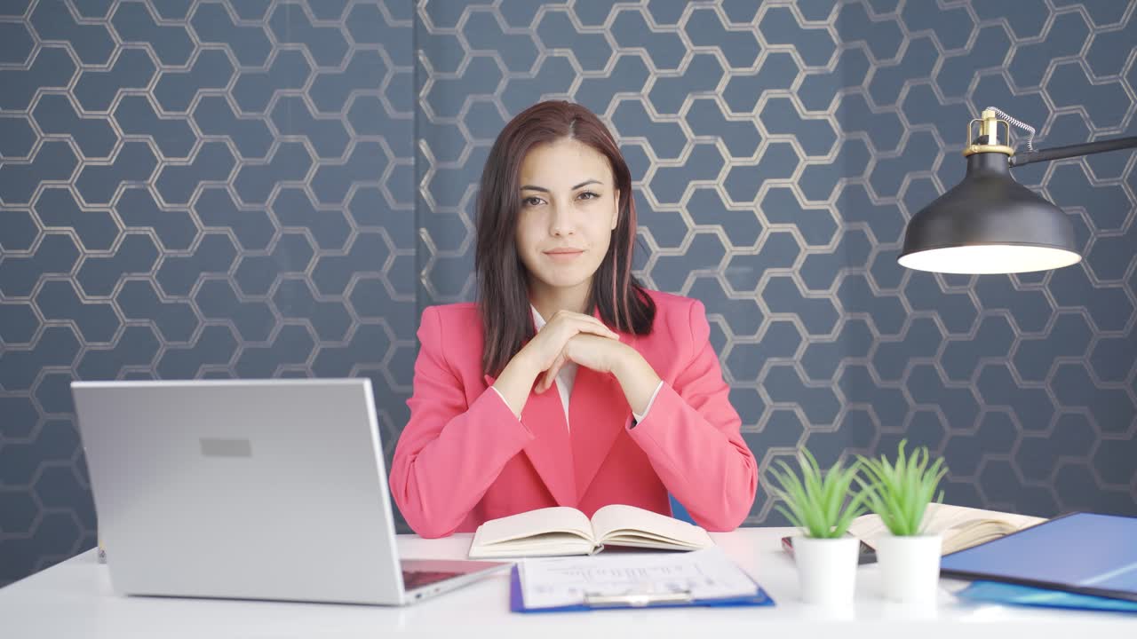 una joven mujer de negocios segura de sí misma.