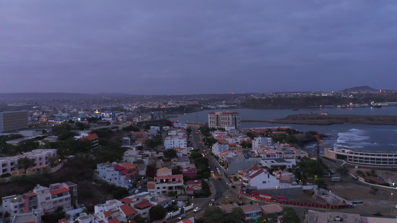 praia, la capital de cabo verde en la isla de santiago por la noche en áfrica occidental.
