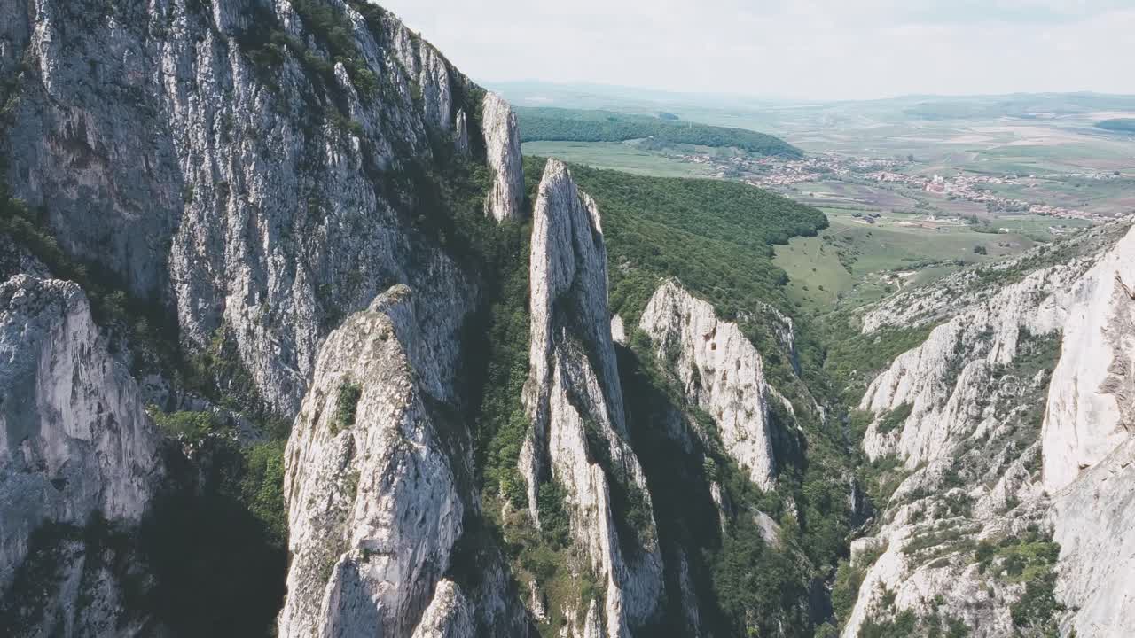 Ripresa aerea con drone di un paesaggio montuoso e pareti di canyon a Cheile Turzii
