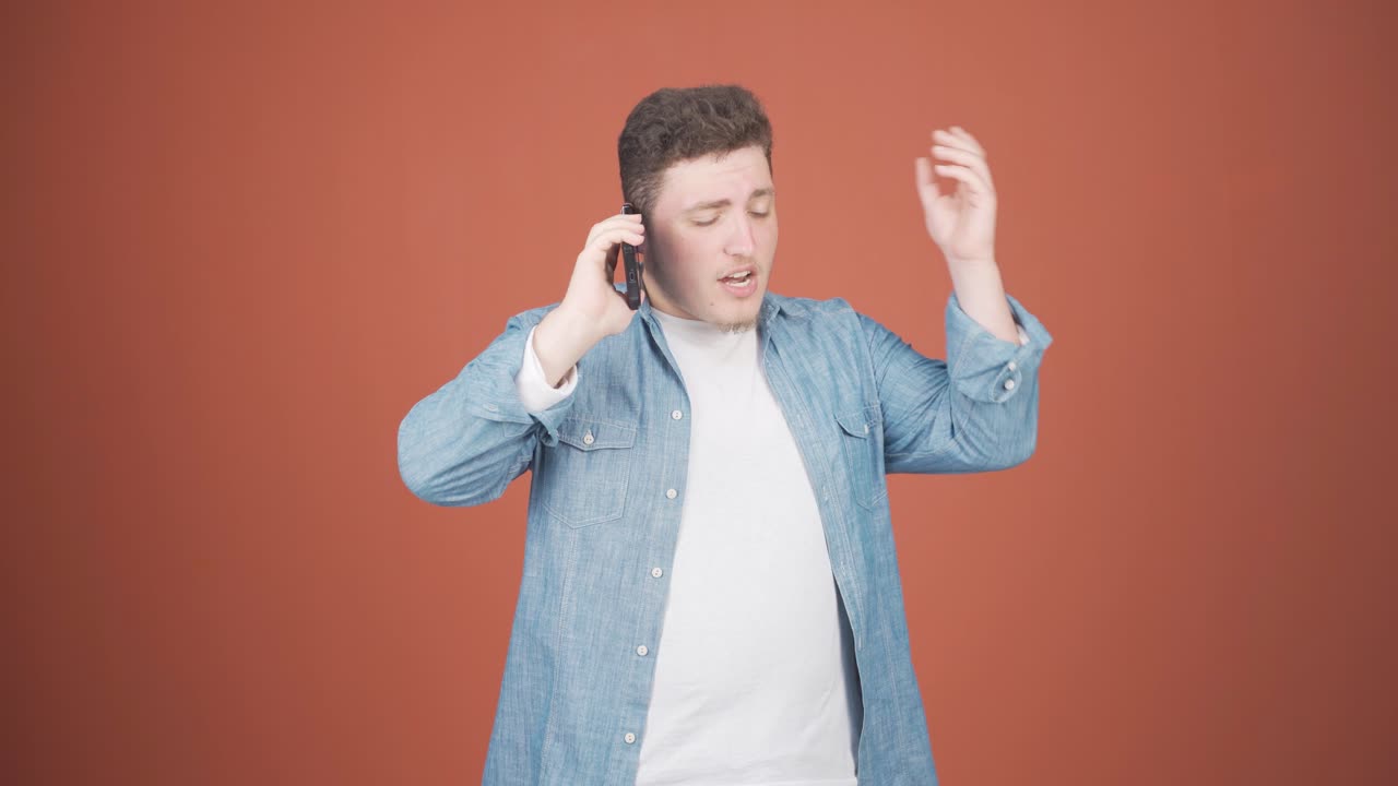 Uomo arrabbiato che parla al telefono