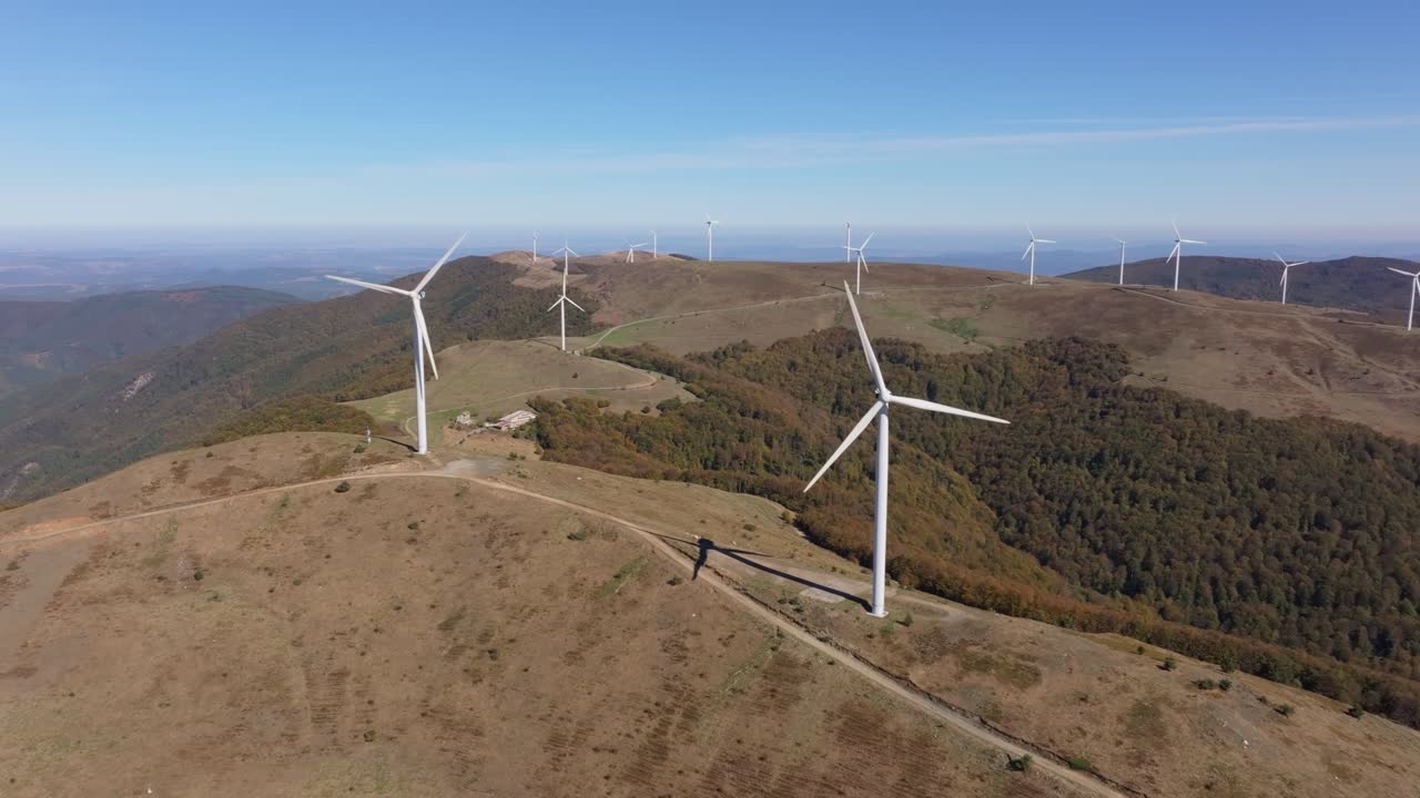 Vista da drone di turbine sparse su colline di un verde brillante, Bulgaria