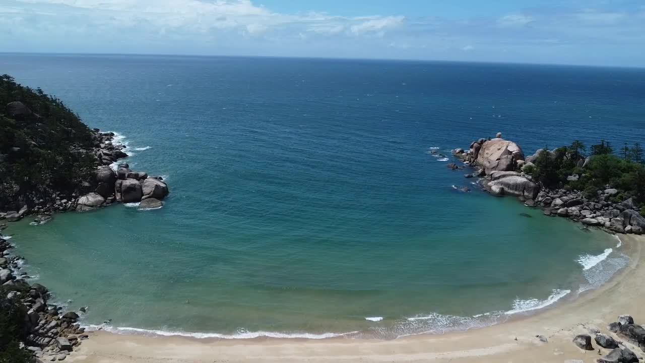 tomado por avión no tripulado: playa en la isla magnética, australia