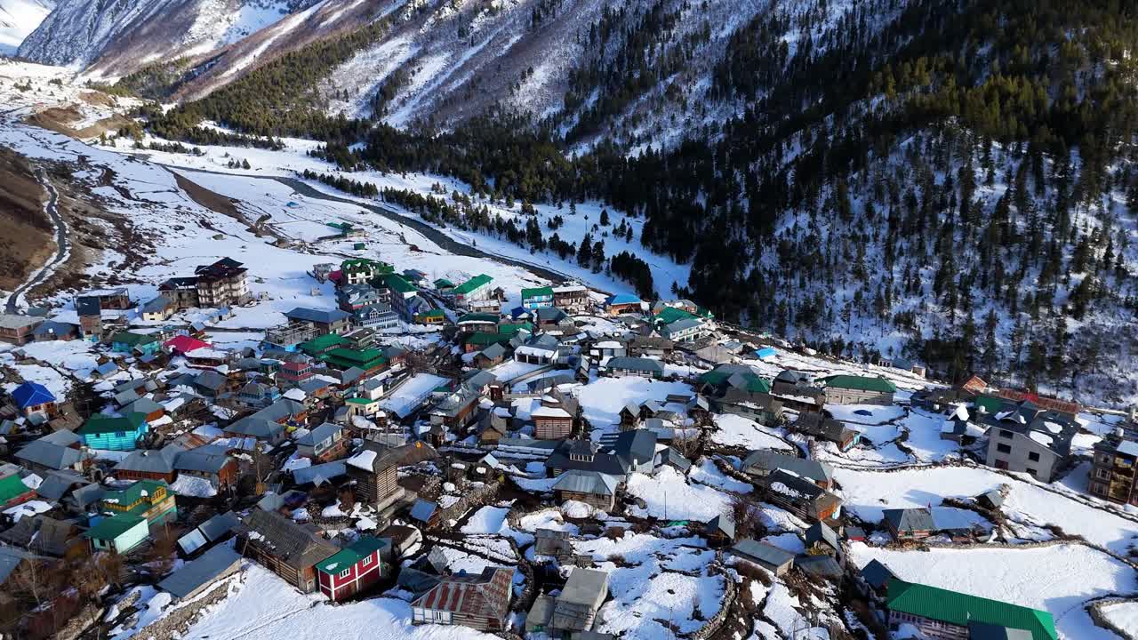 눈 인 산 마을의 공중 사진