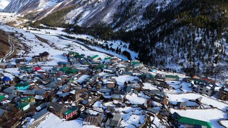 vista aérea de un pueblo de montaña nevado