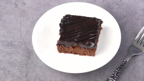 Rebanada-De-Brownie-En-Un-Plato-Sobre-La-Mesa