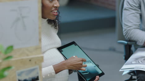 gente de negocios afroamericana ingenieros de lluvia de ideas diseñando un prototipo de turbina de motor usando computadora tablet tecnología 3d equipo creativo colaborando trabajo en equipo compartiendo ideas en una reunión de oficina