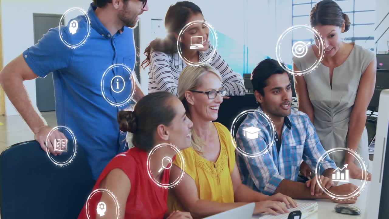 animación de iconos digitales y procesamiento de datos sobre diversas personas de negocios en la oficina