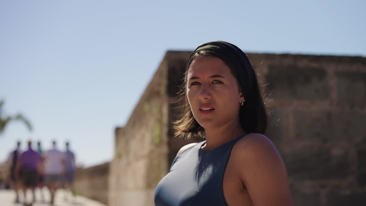 여성 관광객이 드폰을 들고 셀피를 찍습니다. 마요르카의 은 여름날입니다.