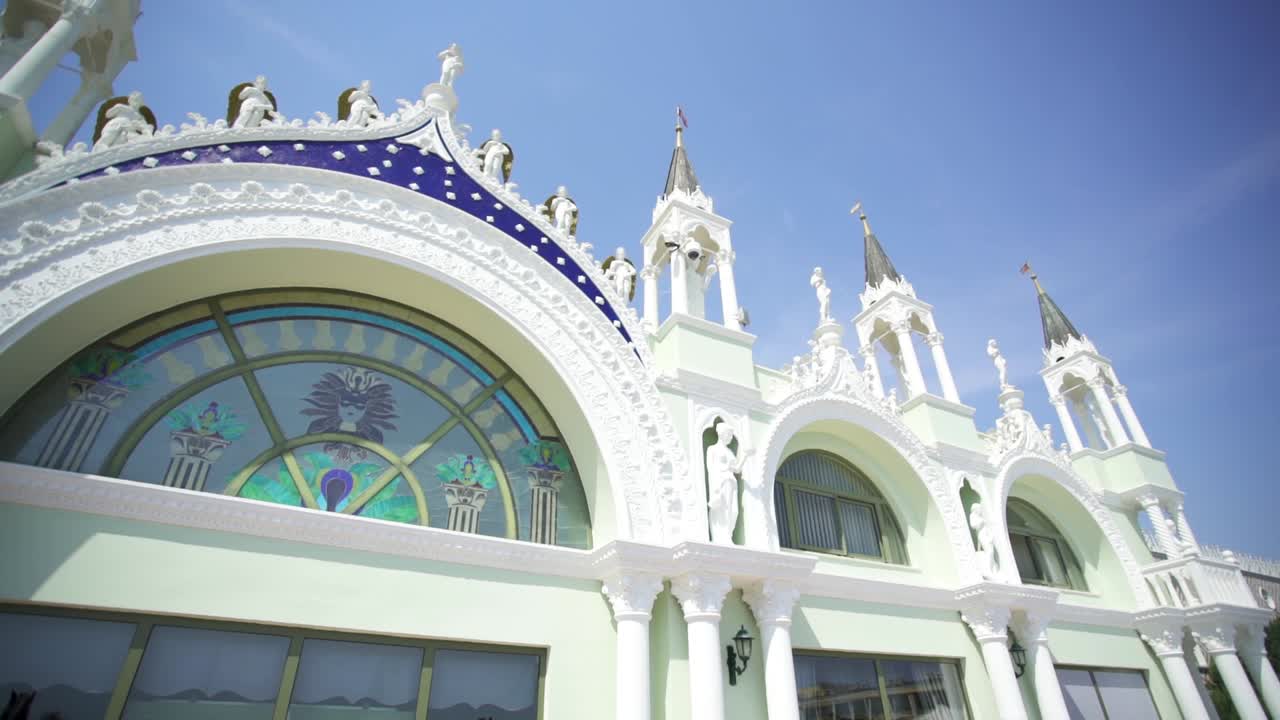 스테인드 글래스로 장식 된 건물 정면