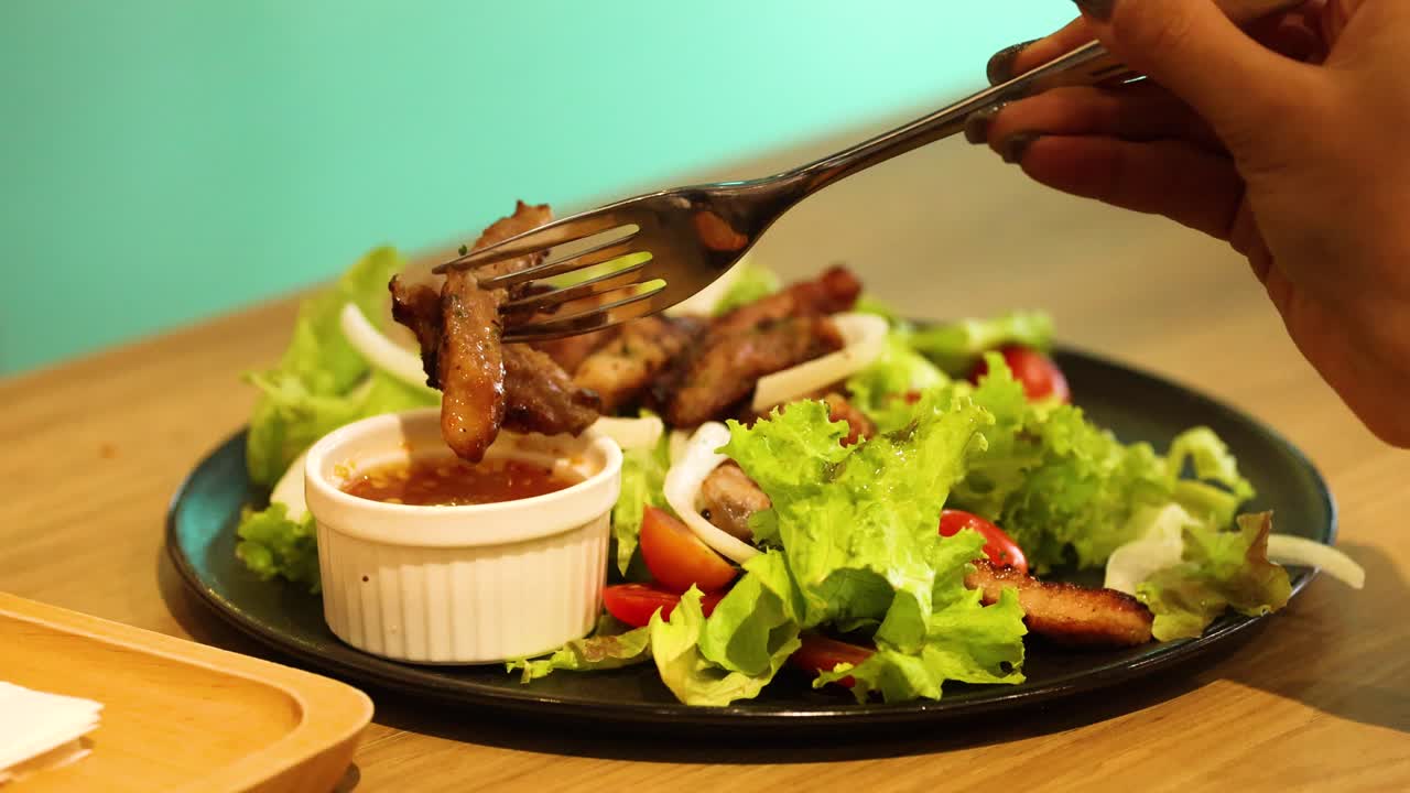 una deliciosa comida de cerdo a la parrilla y ensalada