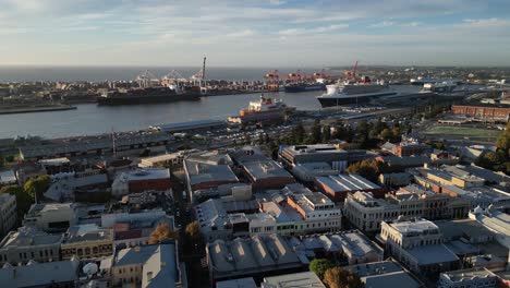 Vista-De-Dron-De-4k-30fps-De-La-Hermosa-Ciudad-Portuaria-De-Fremantle,-Australia---Tiro-De-Carro