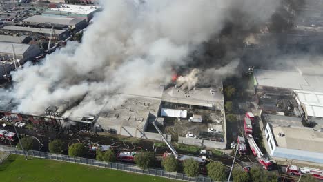 Luftaufnahme-Von-Feuerwehrleuten,-Die-Einen-Großen-Gebäudebrand-Bekämpfen