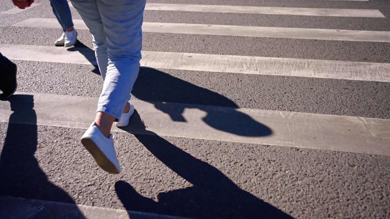 Persona che attraversa le strisce pedonali in città