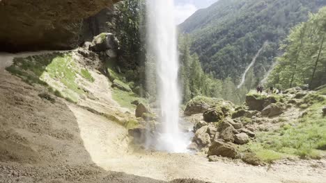 vista detrás de la cortina de agua de la cascada