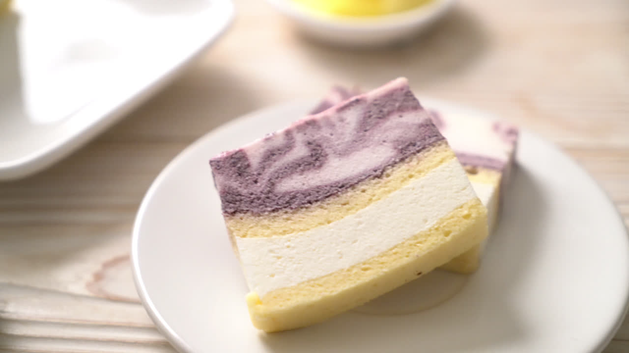 접시에 맛있는 블루베리 요거트 케이크