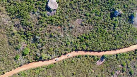 vista de arriba hacia abajo del avión no tripulado de vehículos en un camino de tierra, avión no tripulado en movimiento hacia adelante