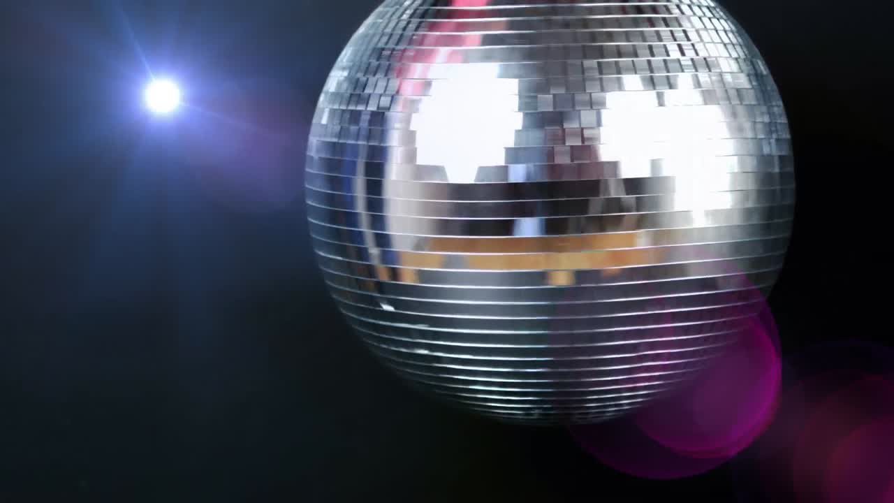 Animazione di una palla da discoteca a specchi luminosa e scintillante che gira.