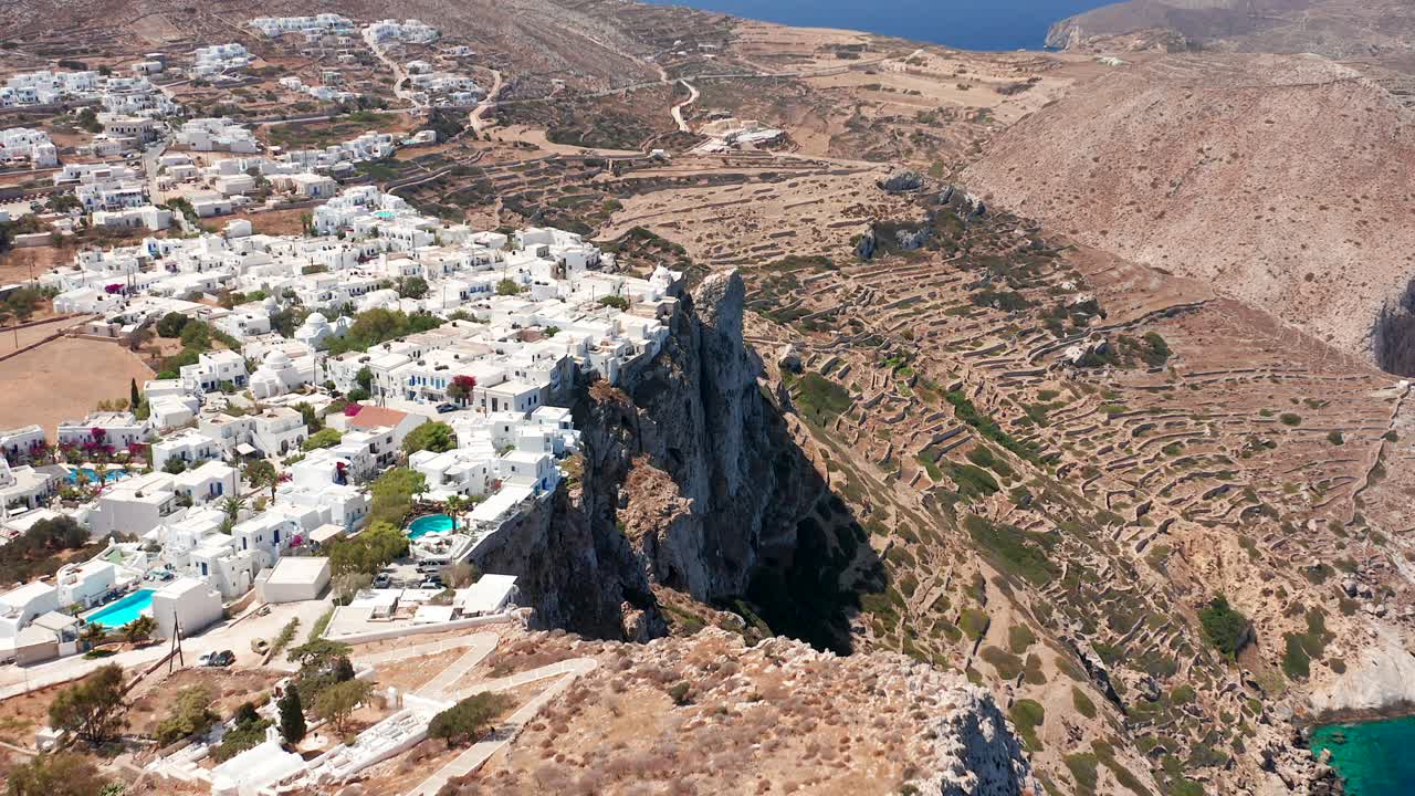 volando a través de la hermosa ciudad griega blanca lavada en el borde del acantilado, isla de folegandros