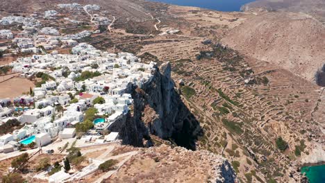 volando a través de la hermosa ciudad griega blanca lavada en el borde del acantilado, isla de folegandros